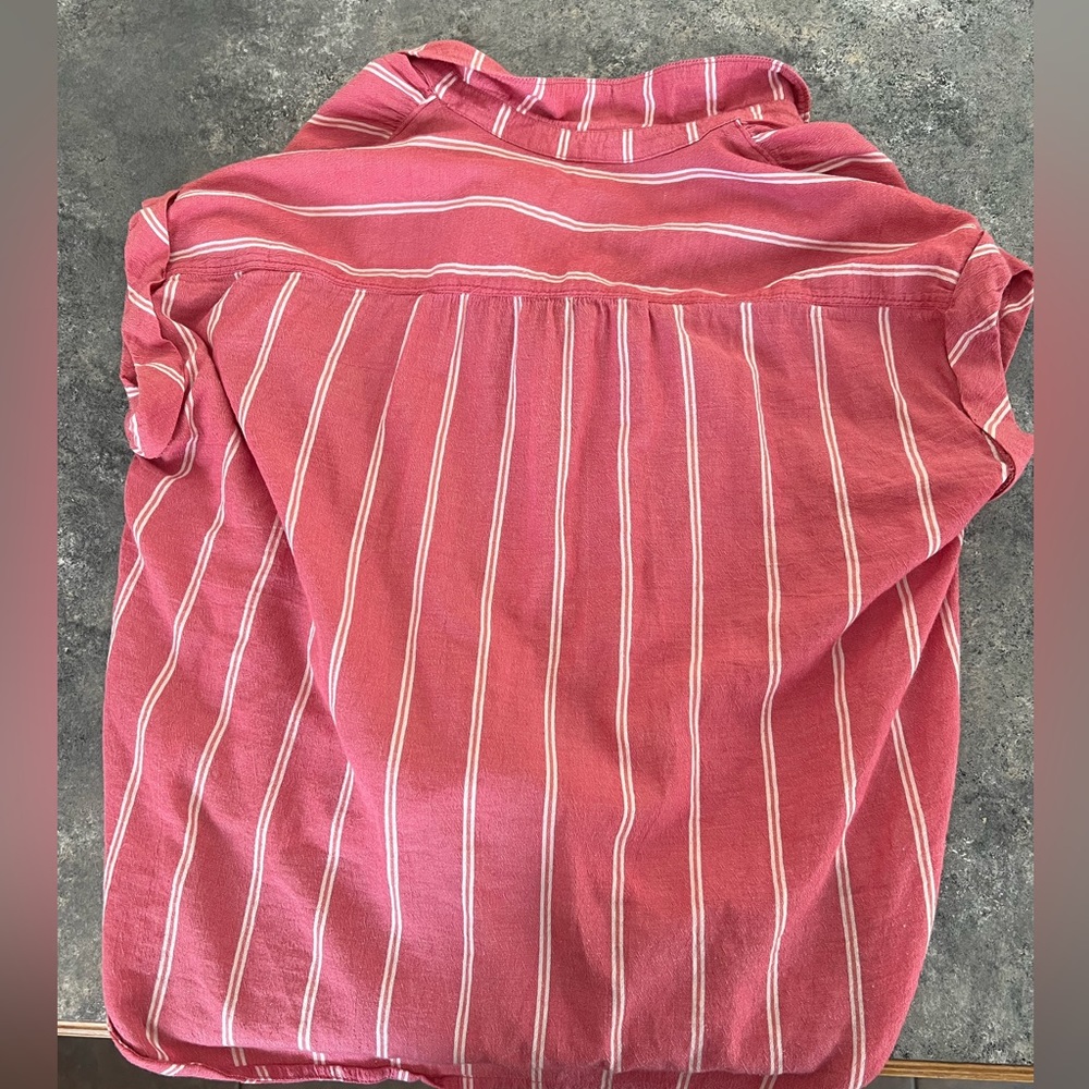Adorable Abercrombie & Fitch Short Sleeve Button Up Tie Front Pink Striped Shirt - Picture 2 of 4